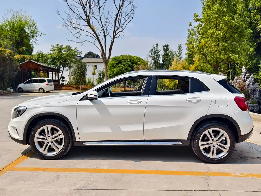 MERCEDES-BENZ GLA