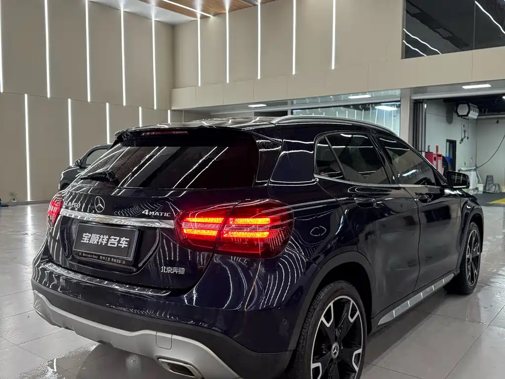 MERCEDES-BENZ GLA