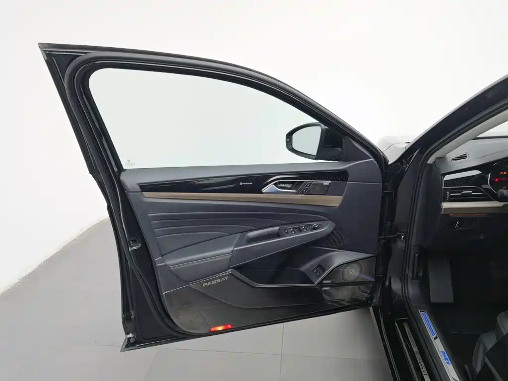 Volkswagen Passat PHEV — миниатюра 8