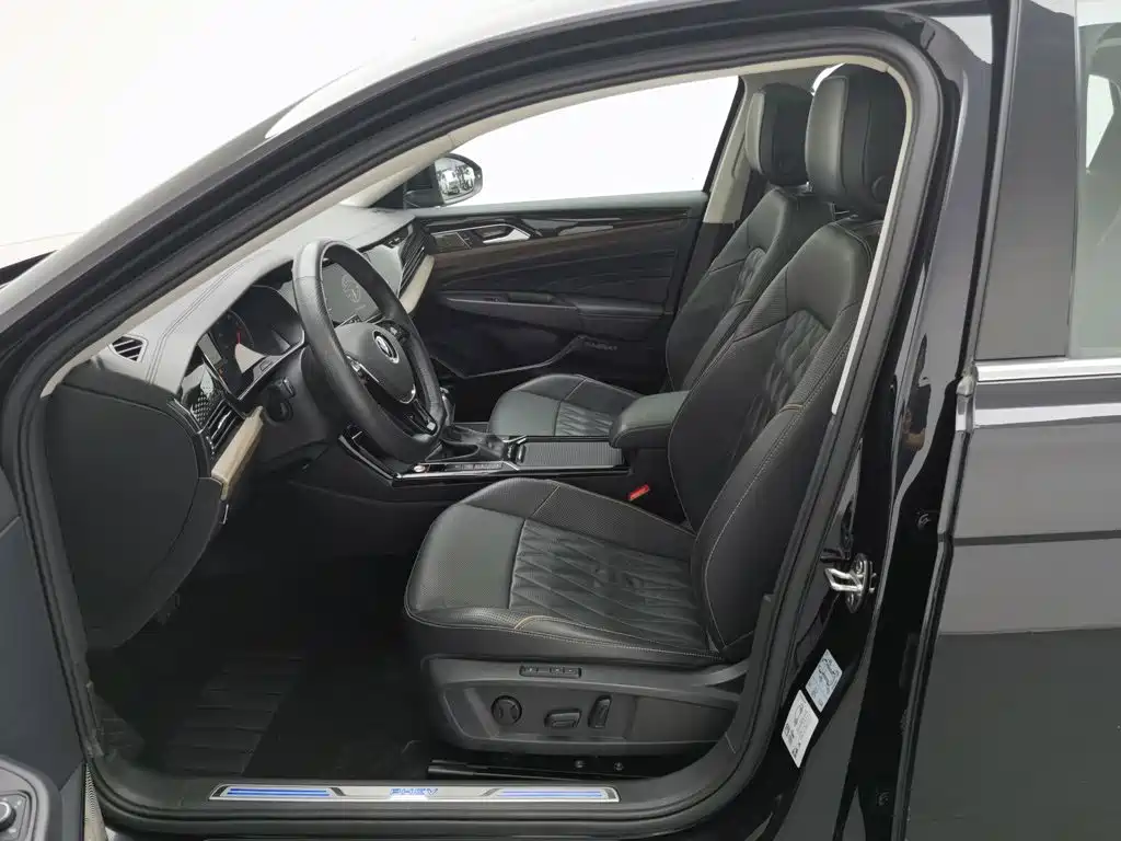 Volkswagen Passat PHEV — миниатюра 10