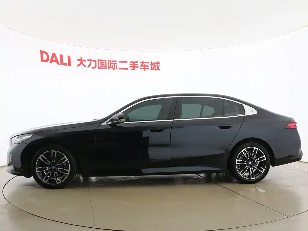BMW 5 Series — миниатюра 4
