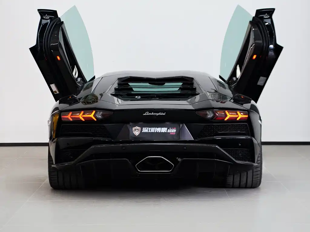 LAMBORGHINI AVENTADOR