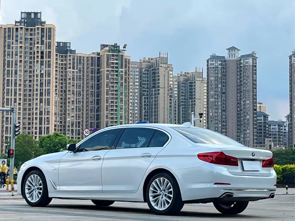BMW 5 Series — миниатюра 9