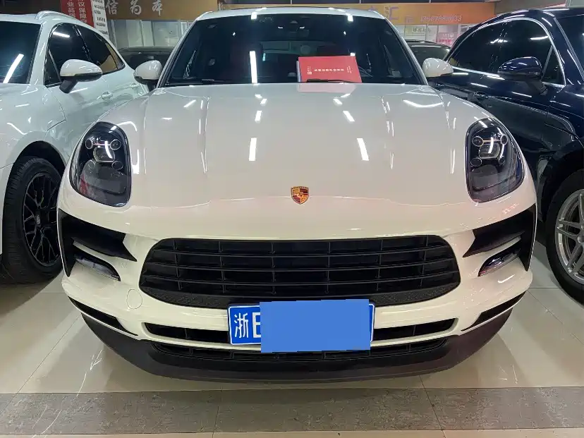PORSCHE MACAN