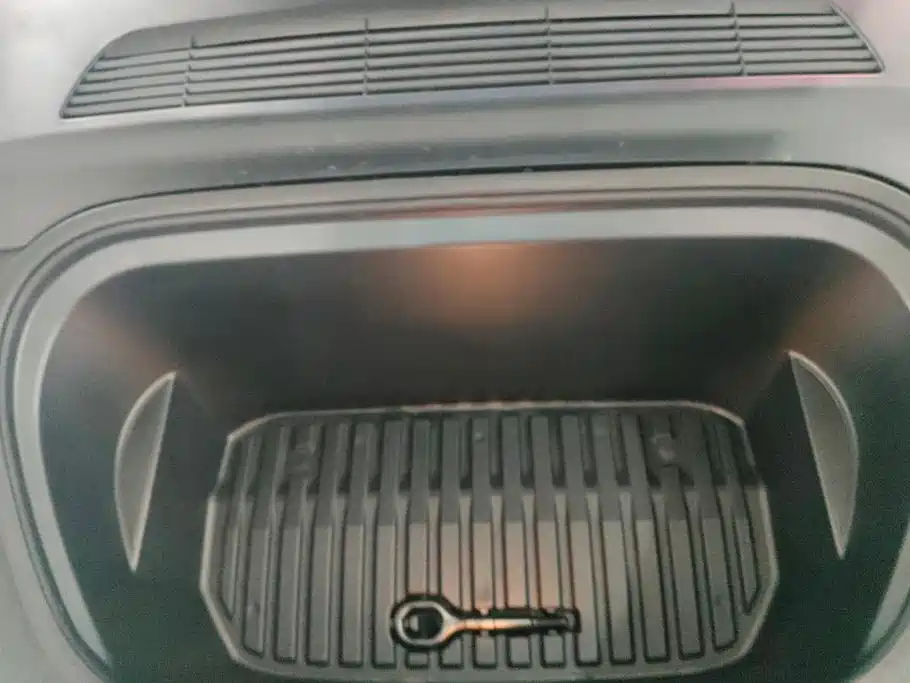 Tesla Model Y — миниатюра 10