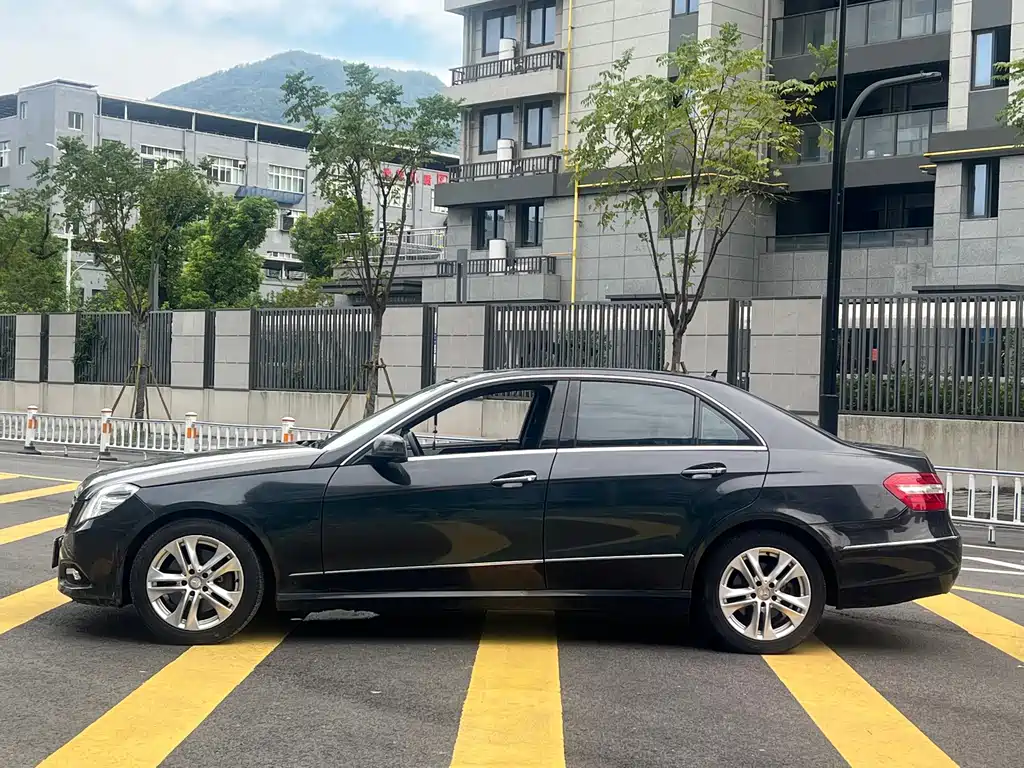 Mercedes-Benz E-Class — миниатюра 5