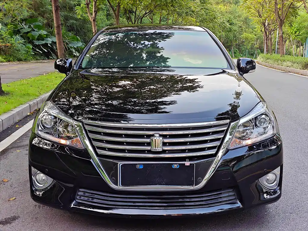 Toyota Crown — миниатюра 3