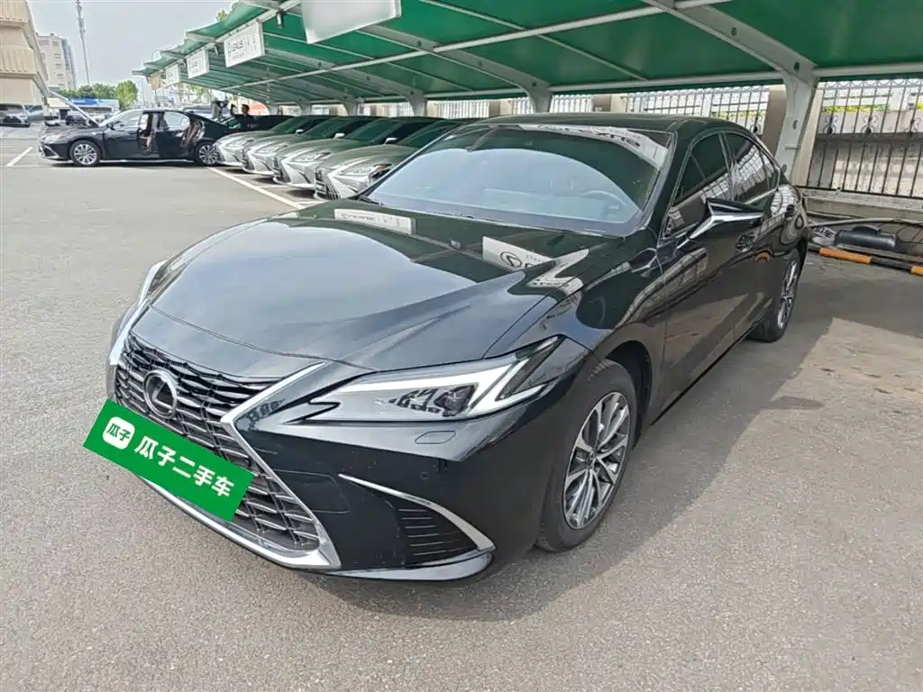 Lexus ES 2025