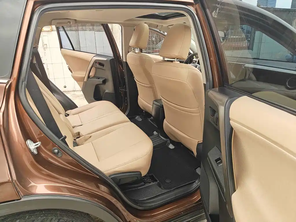 Toyota RAV4 — миниатюра 9