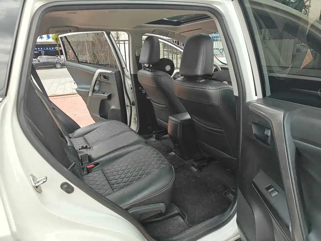 Toyota RAV4 — миниатюра 12