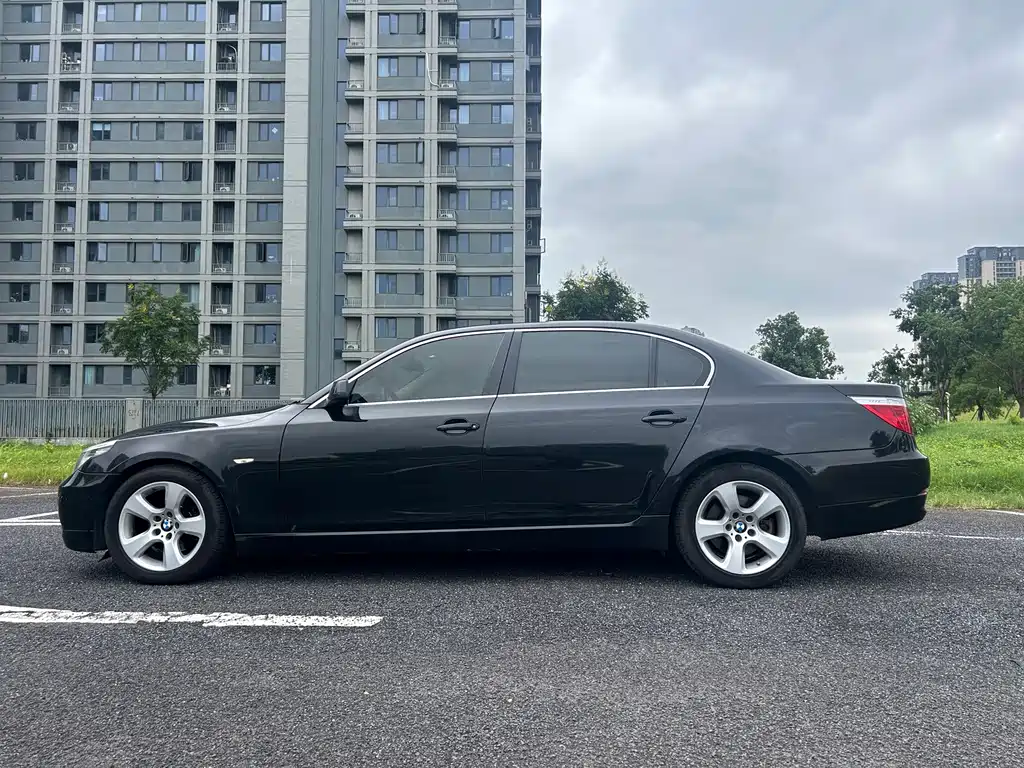 BMW 5 Series — миниатюра 11