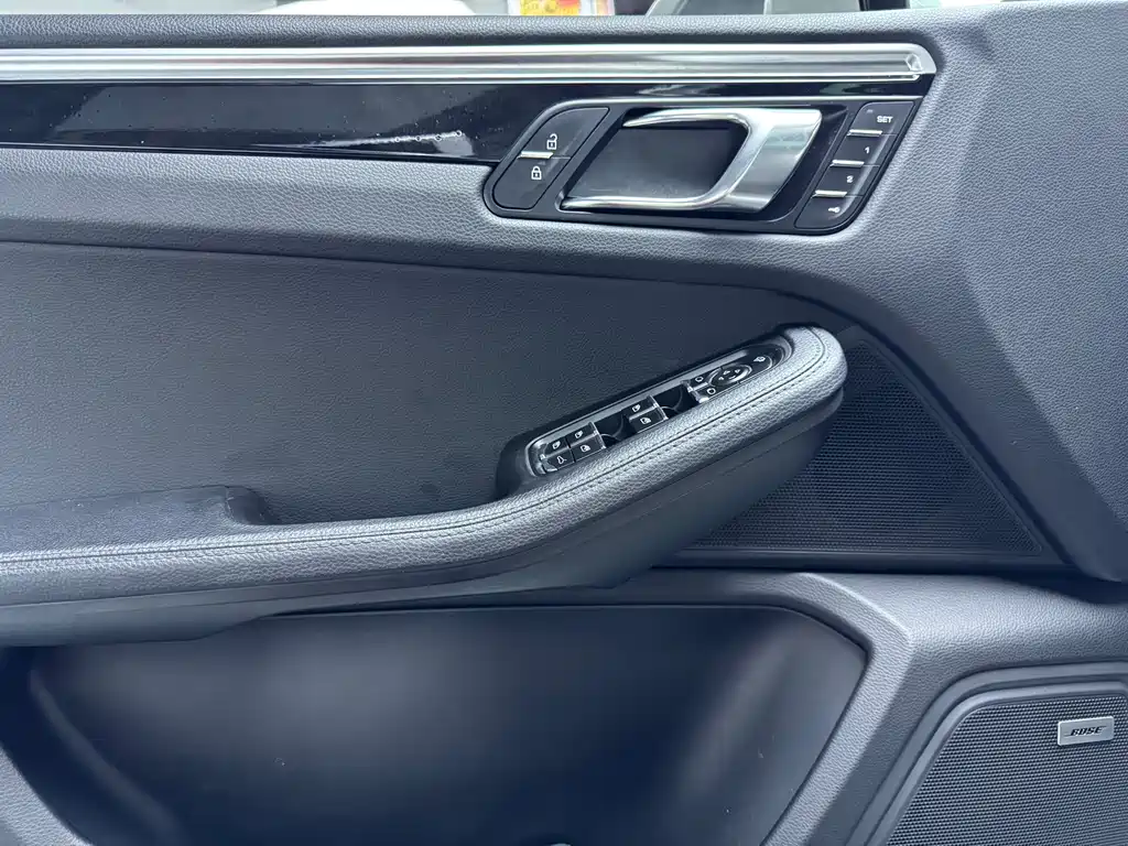 Porsche Macan — миниатюра 5