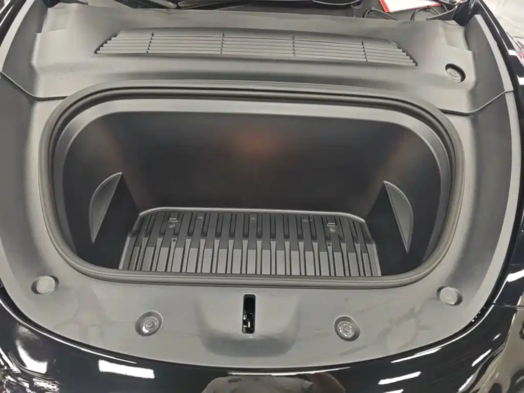 Tesla Model Y — миниатюра 20