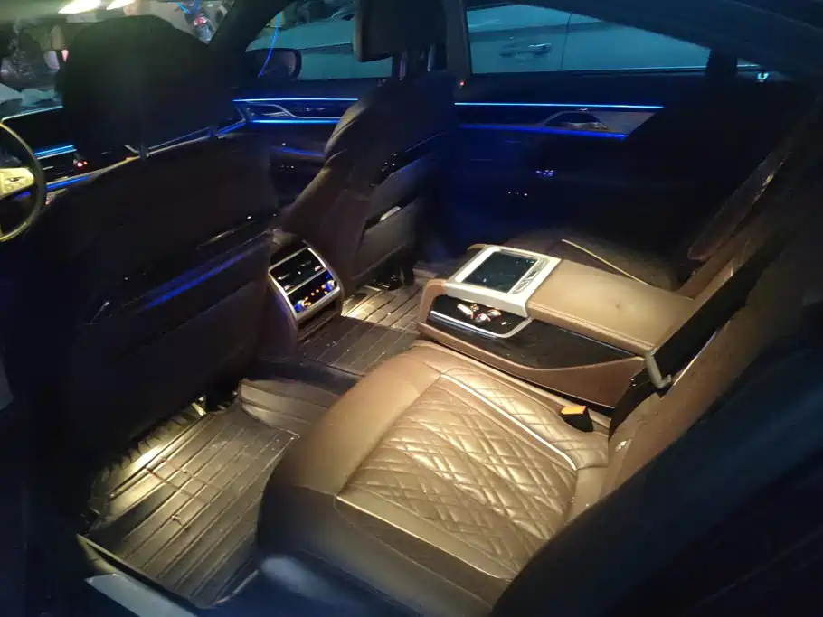 BMW 7 Series — миниатюра 10
