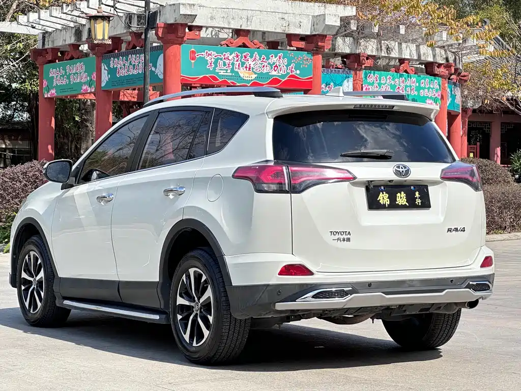 Toyota RAV4 — миниатюра 6
