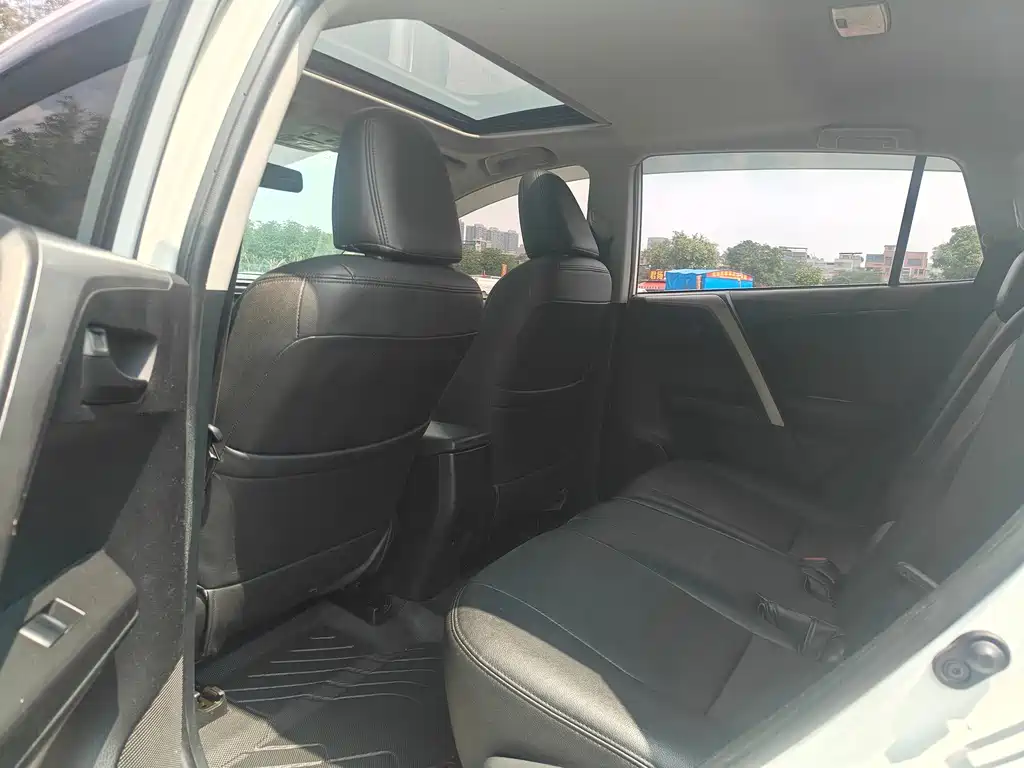 Toyota RAV4 — миниатюра 10