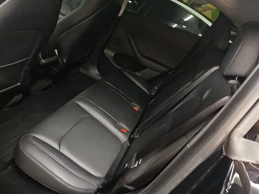 Tesla Model Y — миниатюра 17