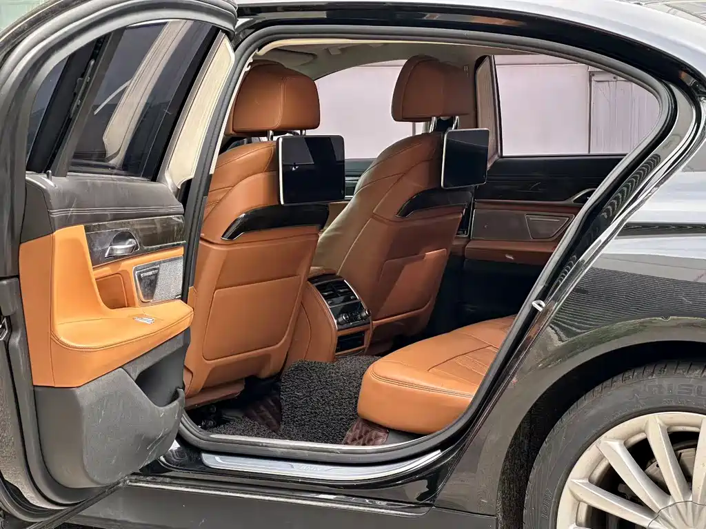 BMW 7 Series — миниатюра 6