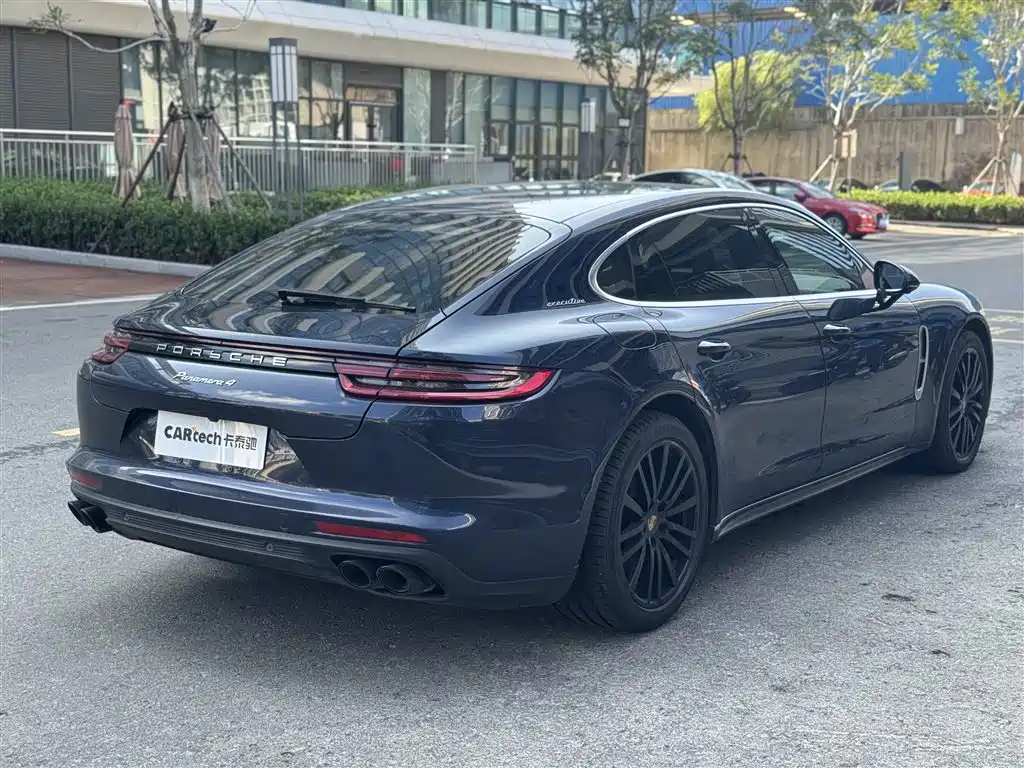 PORSCHE PANAMERA