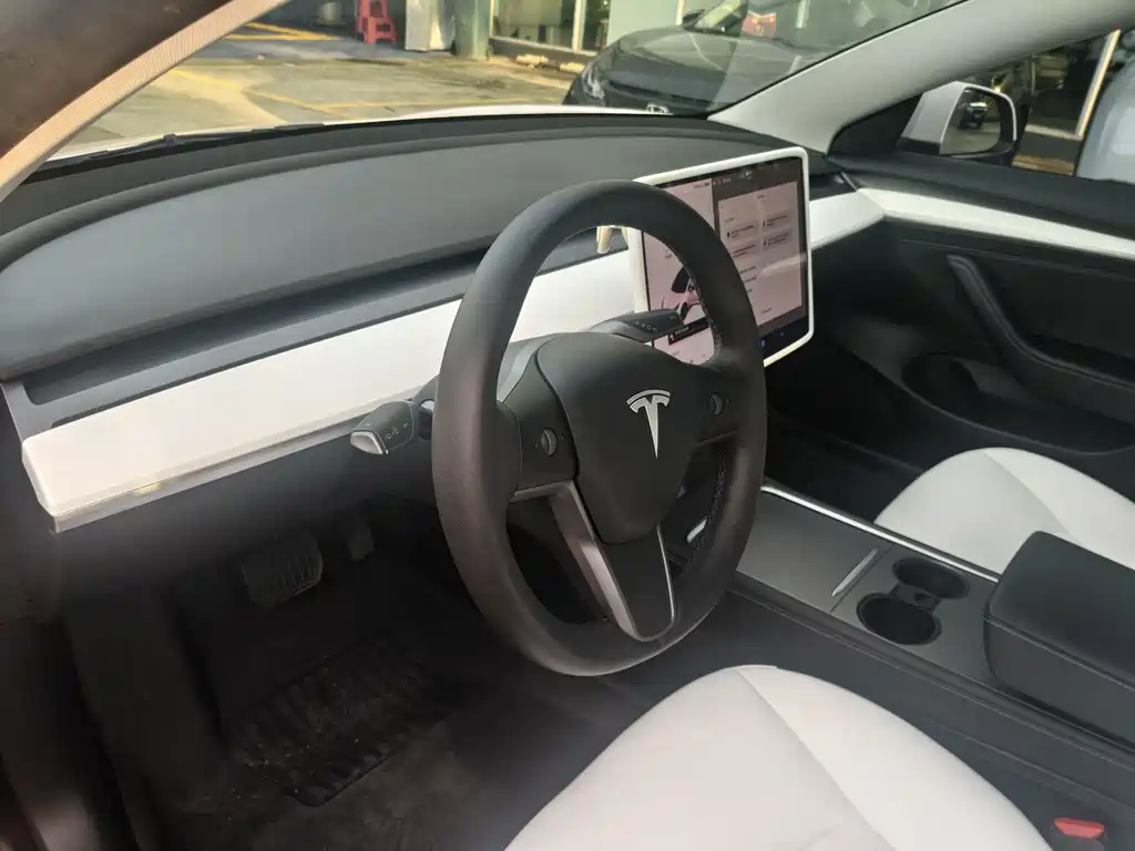 Tesla Model 3 — миниатюра 10