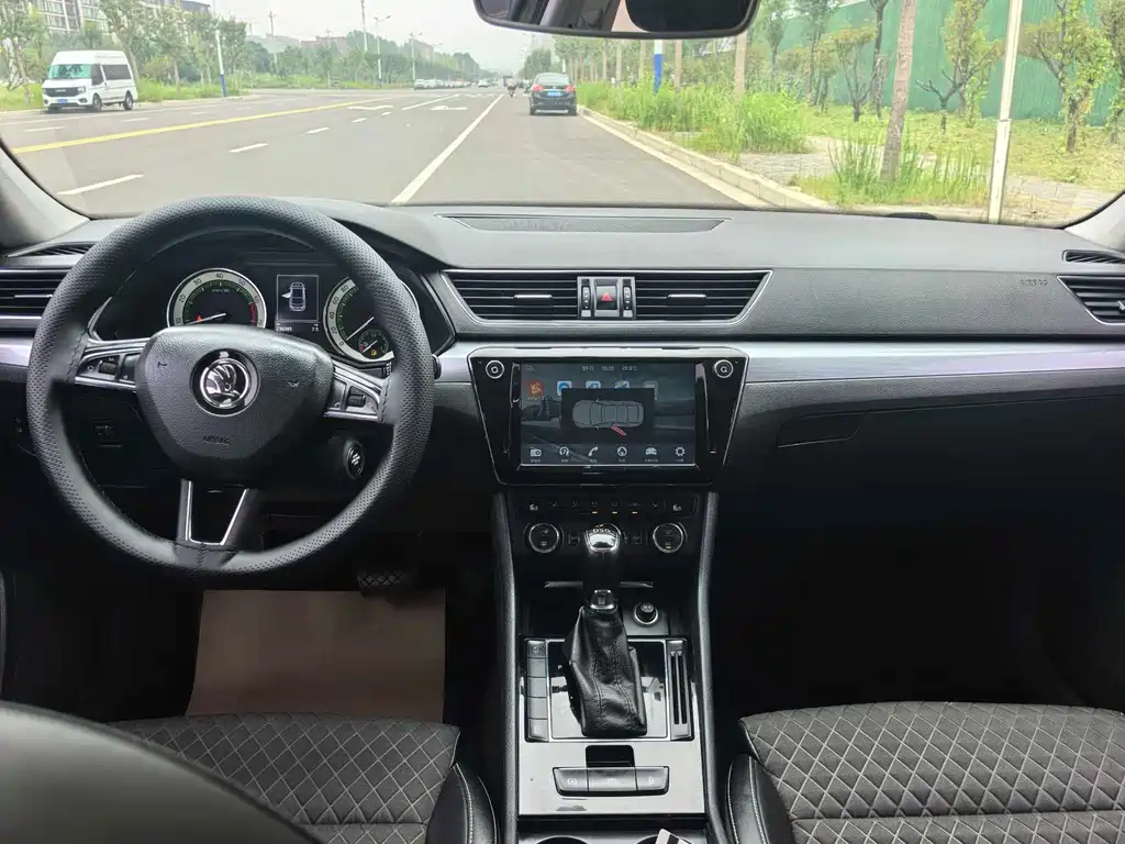 Skoda Superb — миниатюра 6