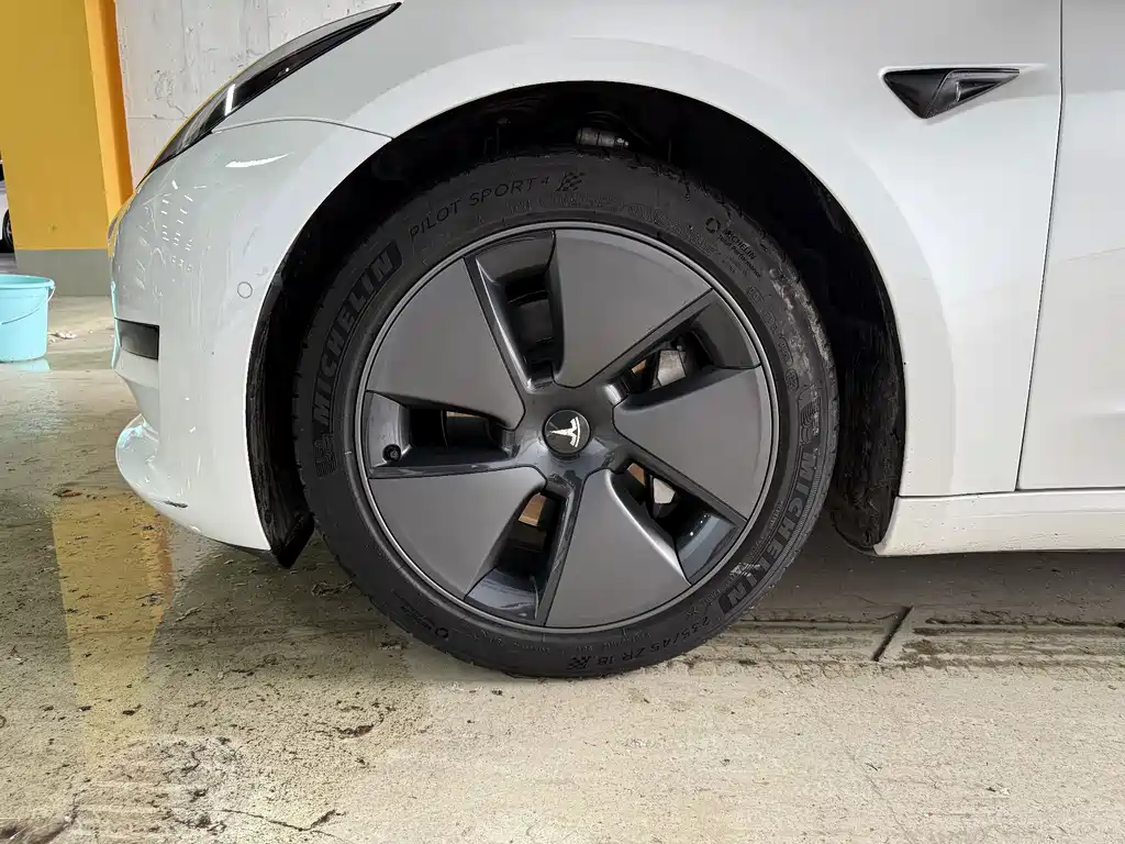 Tesla Model 3 — миниатюра 8