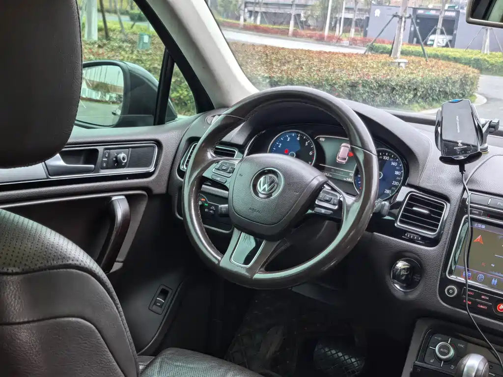 VOLKSWAGEN TOUAREG