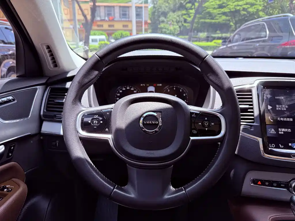 Volvo XC90 — миниатюра 9