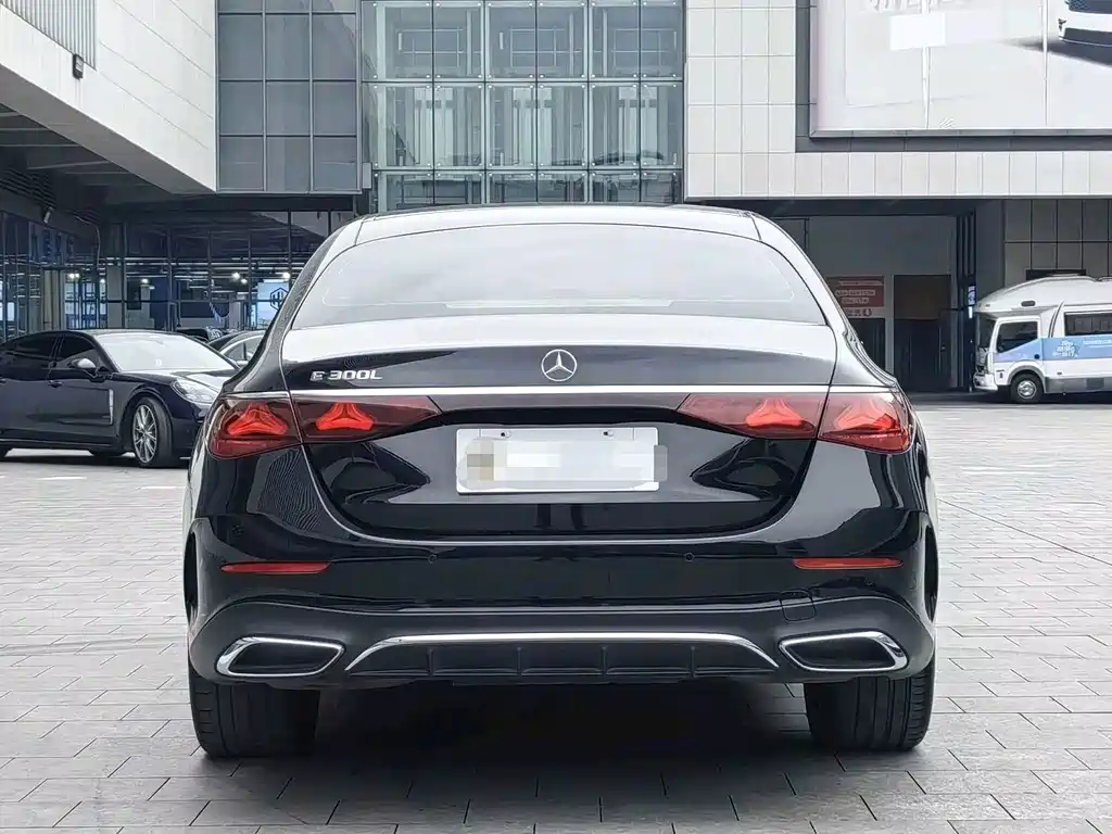 Mercedes-Benz E-Class — миниатюра 10