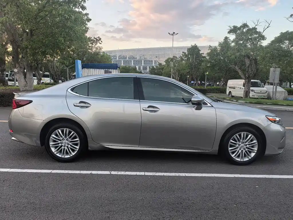 Lexus ES — миниатюра 7