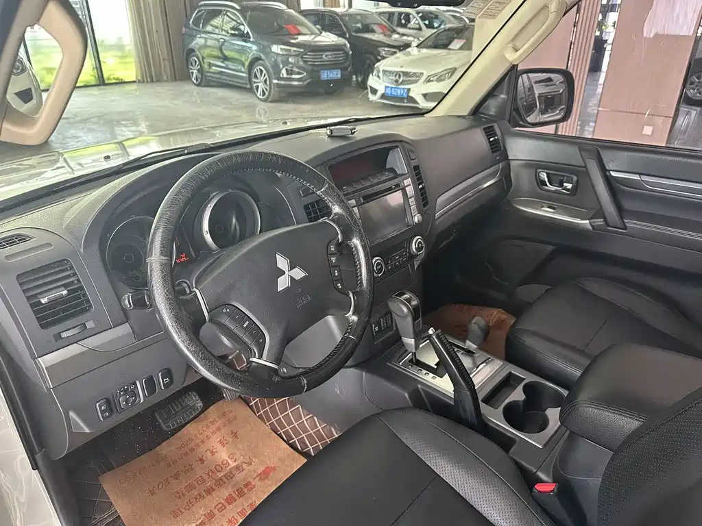 Mitsubishi Pajero (Import) — миниатюра 8