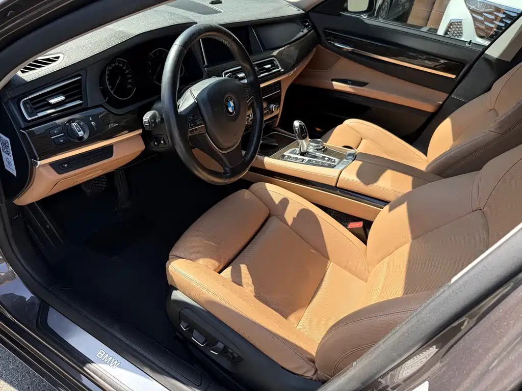 BMW 7 Series — миниатюра 7
