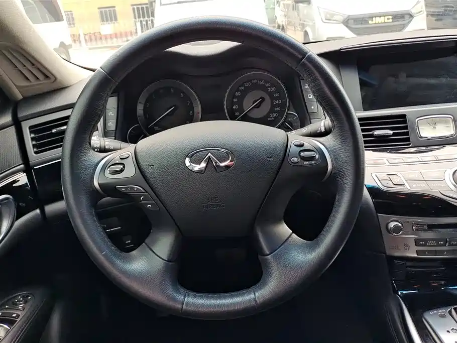 INFINITI Q70