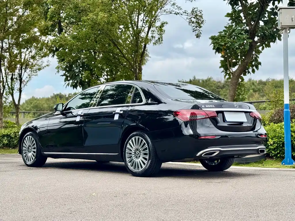 Mercedes-Benz E-Class — миниатюра 7