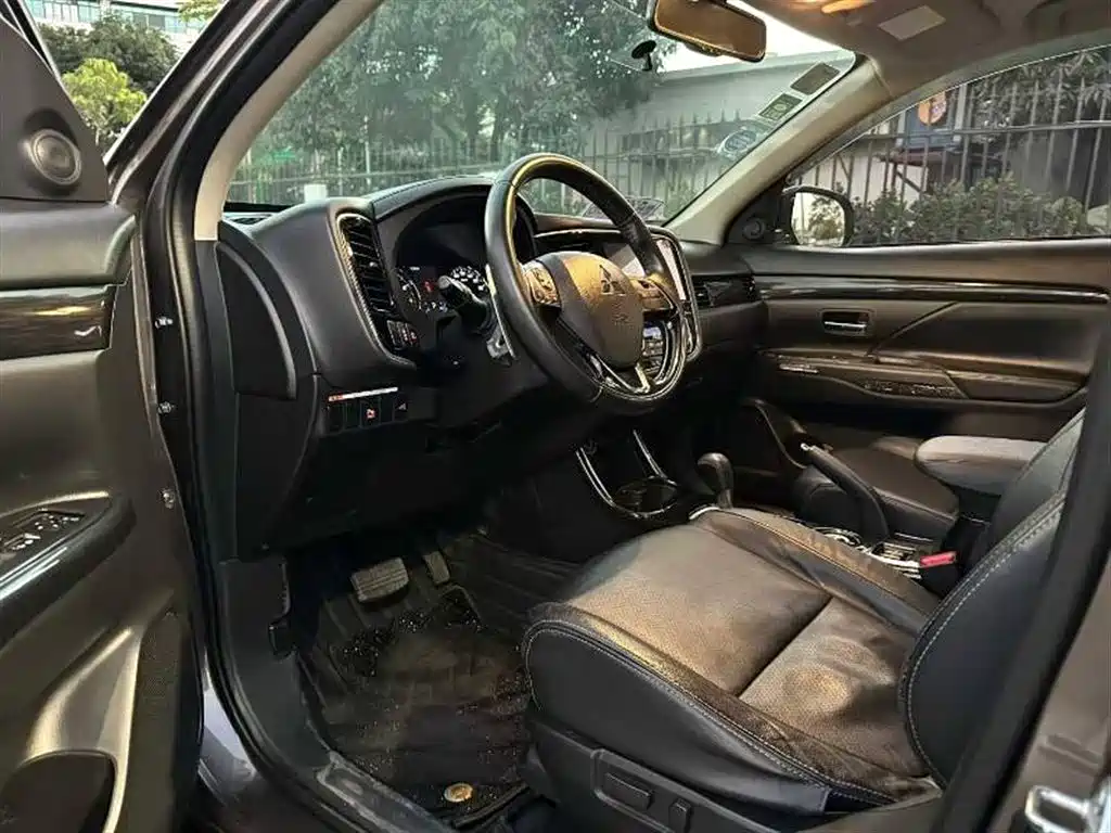 MITSUBISHI OUTLANDER