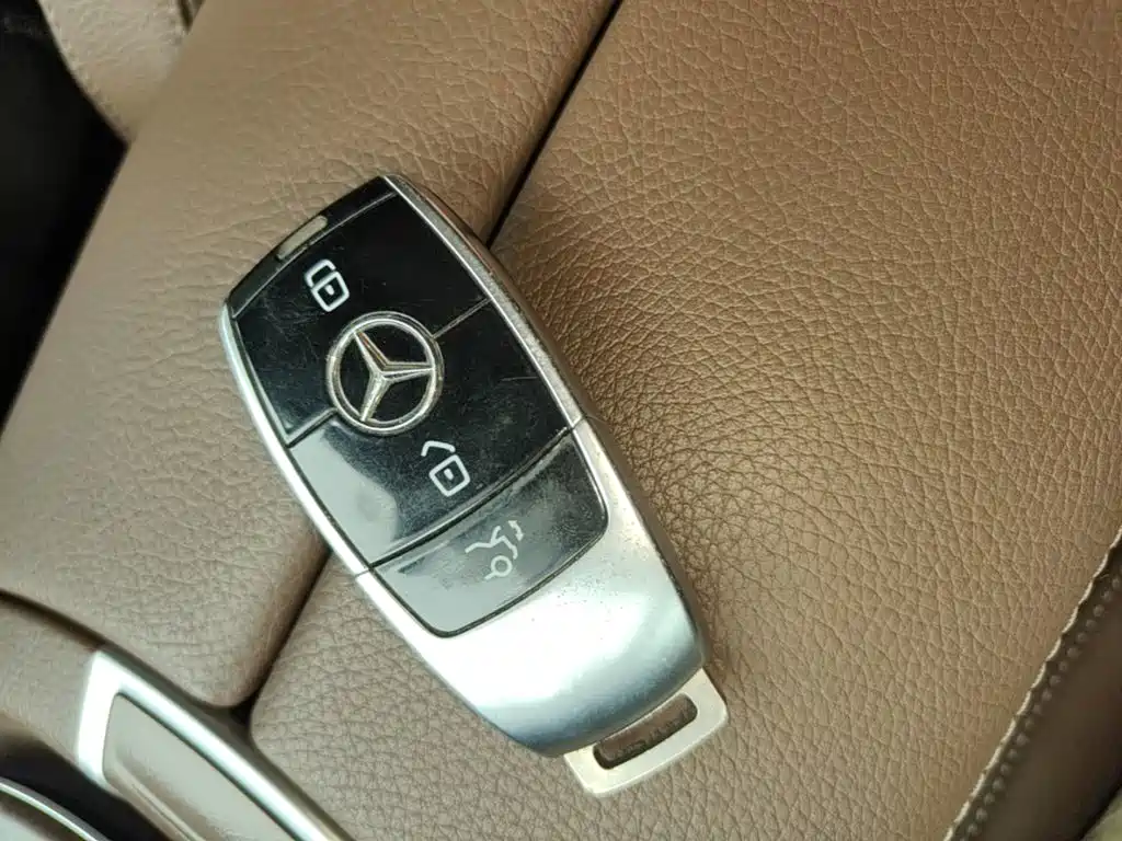 Mercedes-Benz E-Class — миниатюра 9