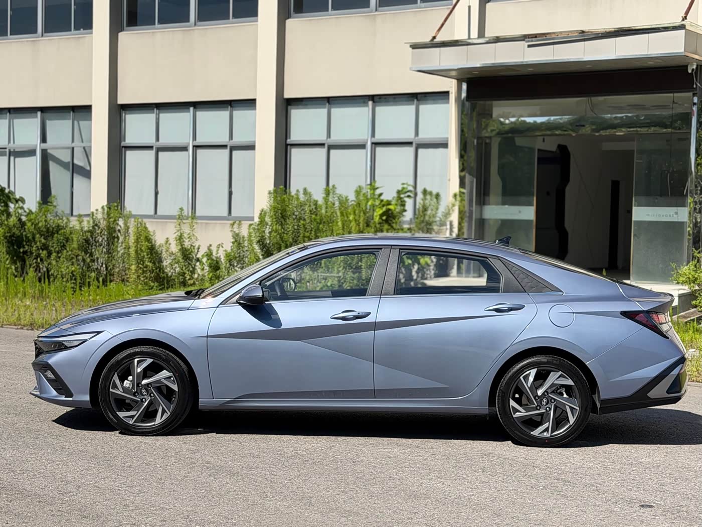 Hyundai Elantra 1.5 л 2026 г. Серебристо-серый, пробег 11000 км
