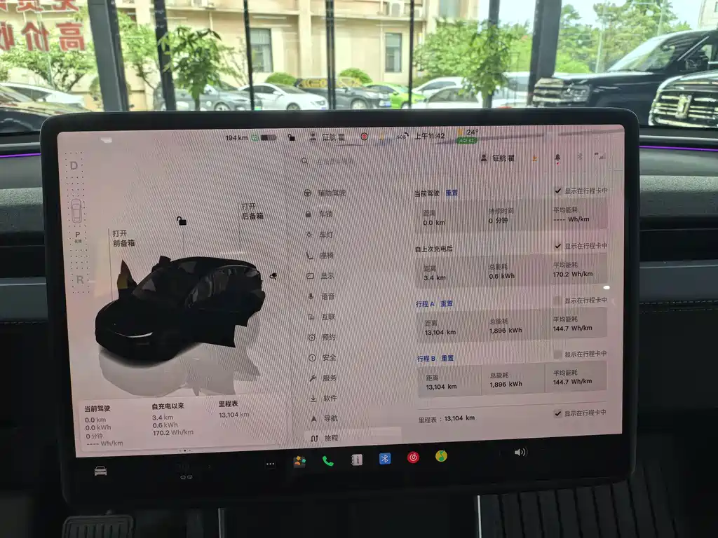 Tesla Model Y — миниатюра 10