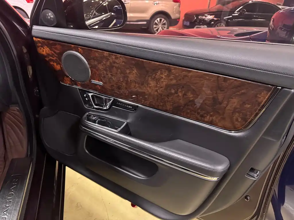 Jaguar XJ — миниатюра 12