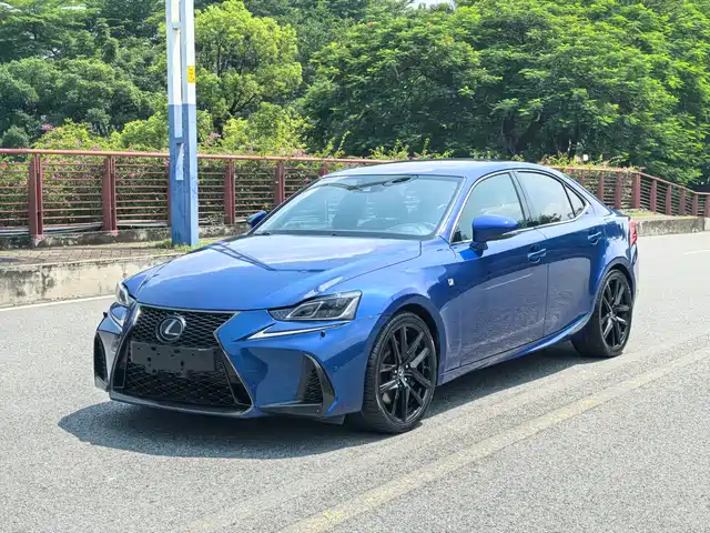 Lexus IS