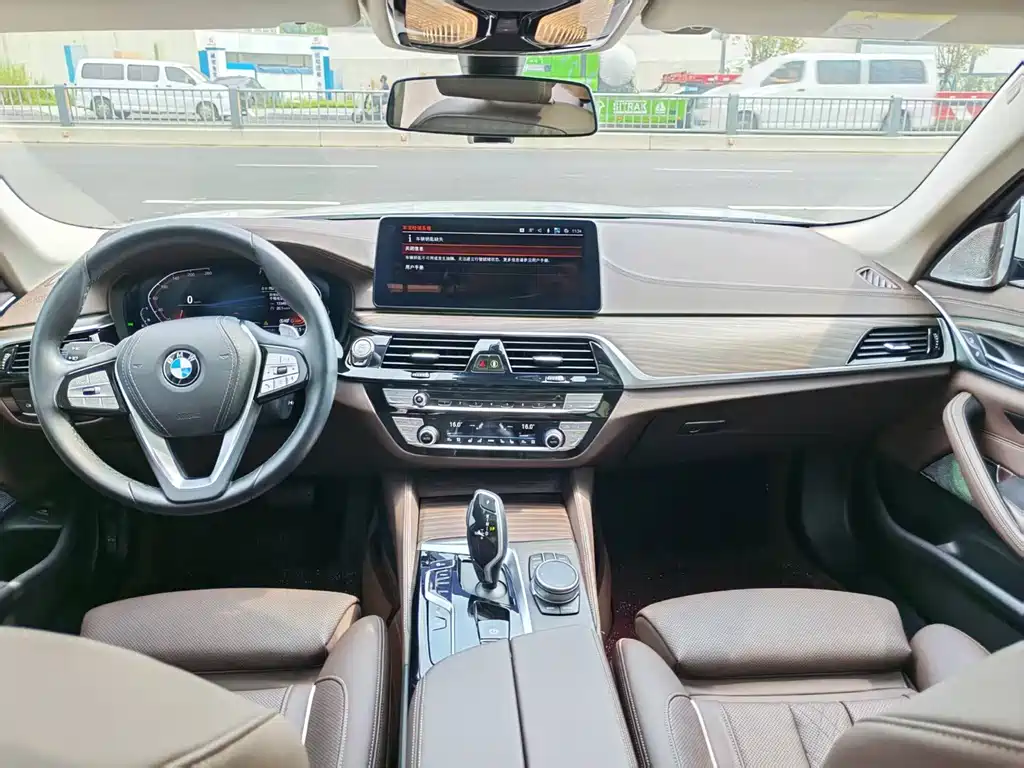 BMW 5 Series — миниатюра 6
