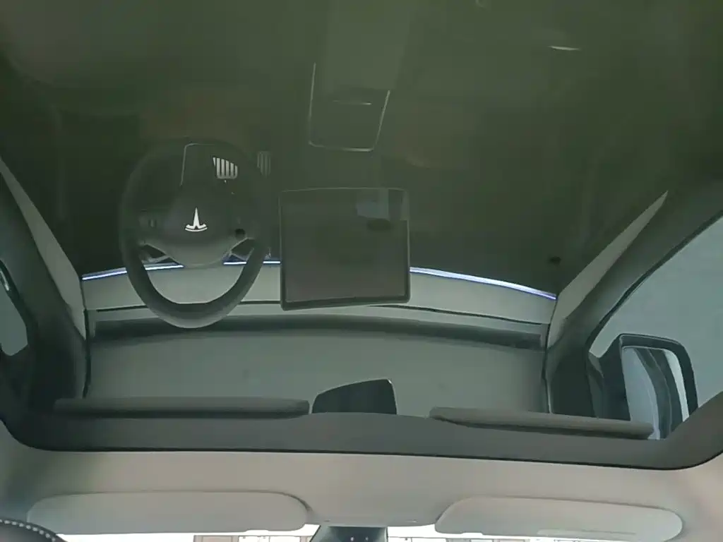 Tesla Model Y — миниатюра 18