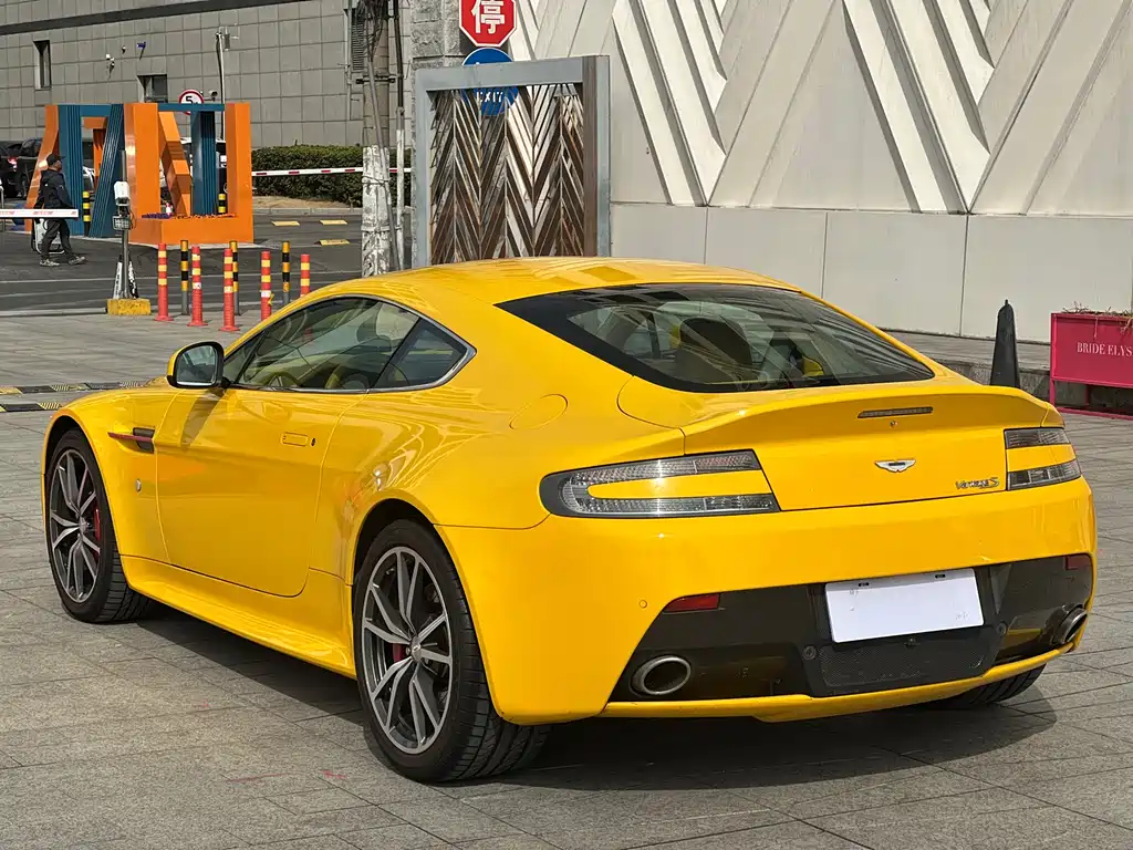 ASTON MARTIN V8 VANTAGE