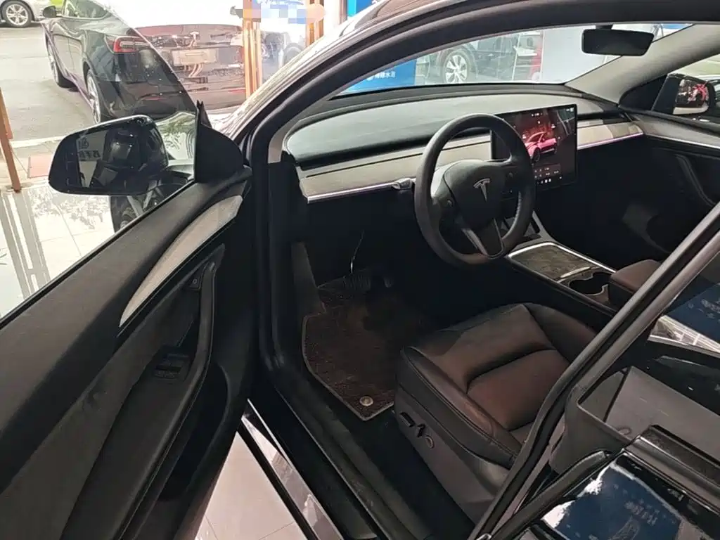 Tesla Model Y — миниатюра 16