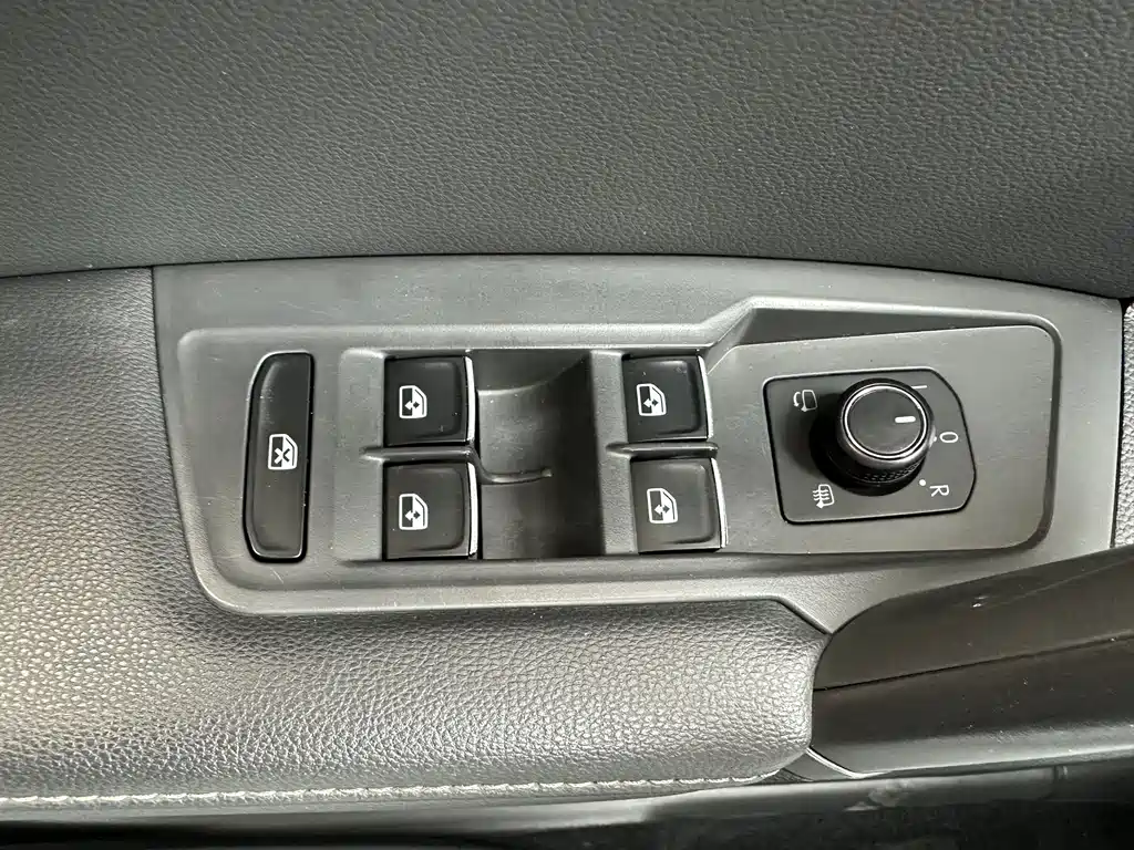 Volkswagen Tiguan L — миниатюра 19