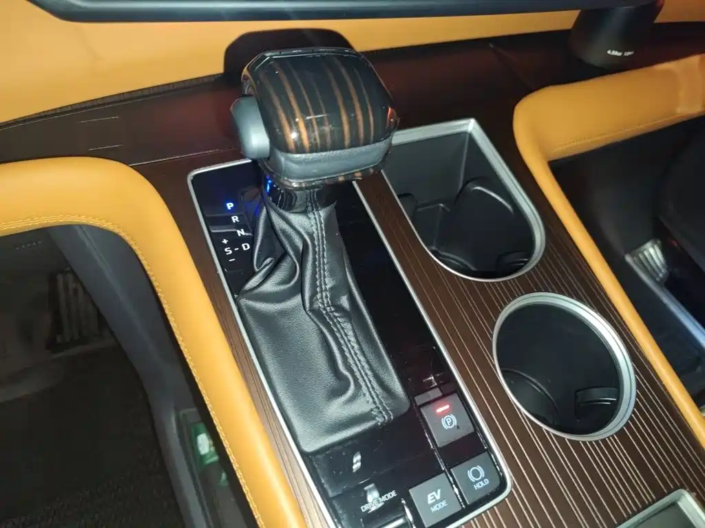 Toyota Granvia — миниатюра 7