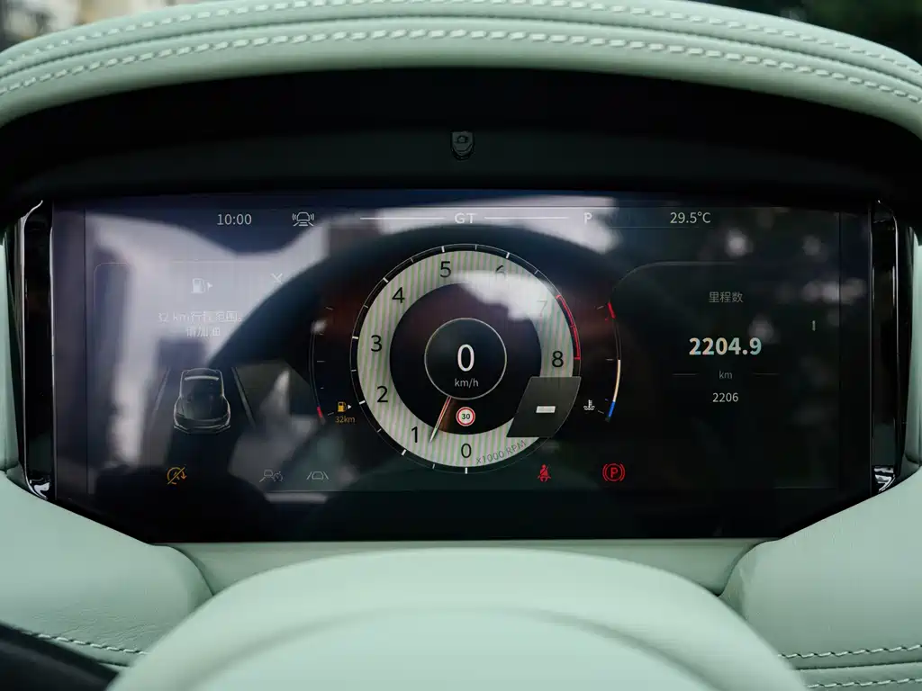 Aston Martin DB12 — миниатюра 28