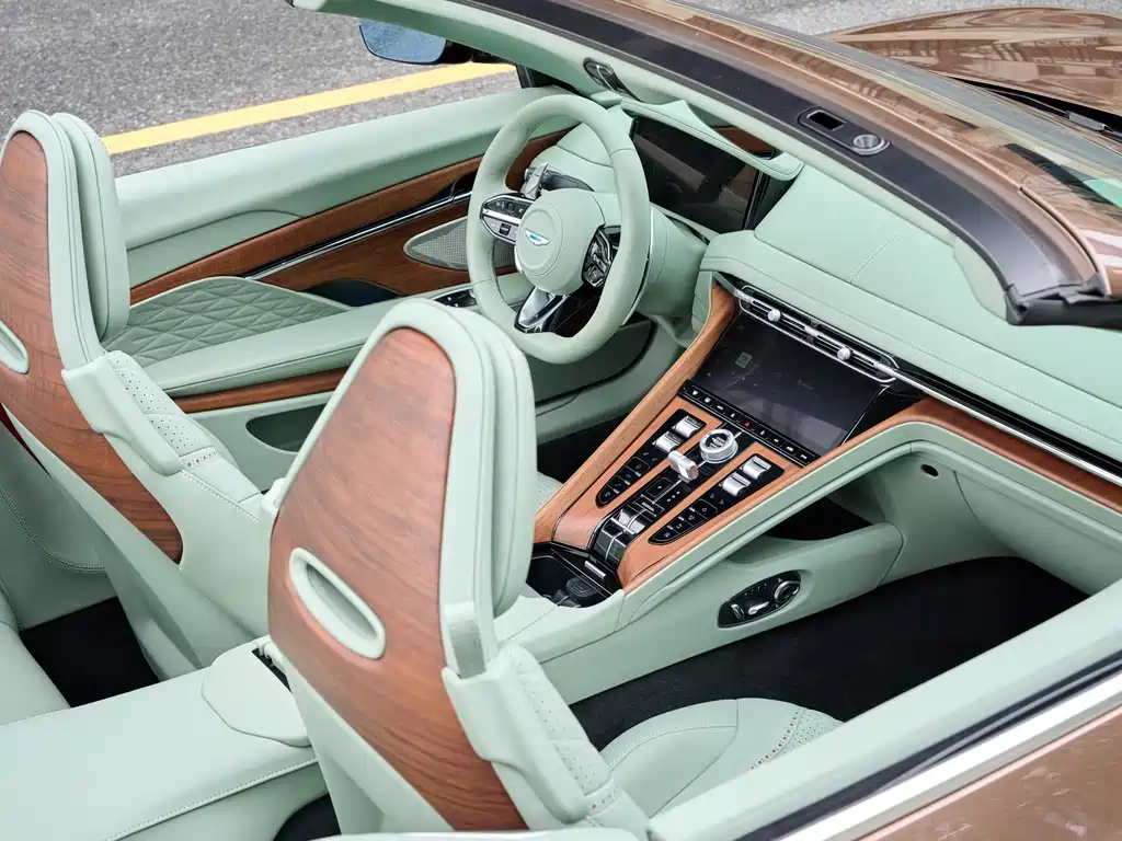 Aston Martin DB12 — миниатюра 30