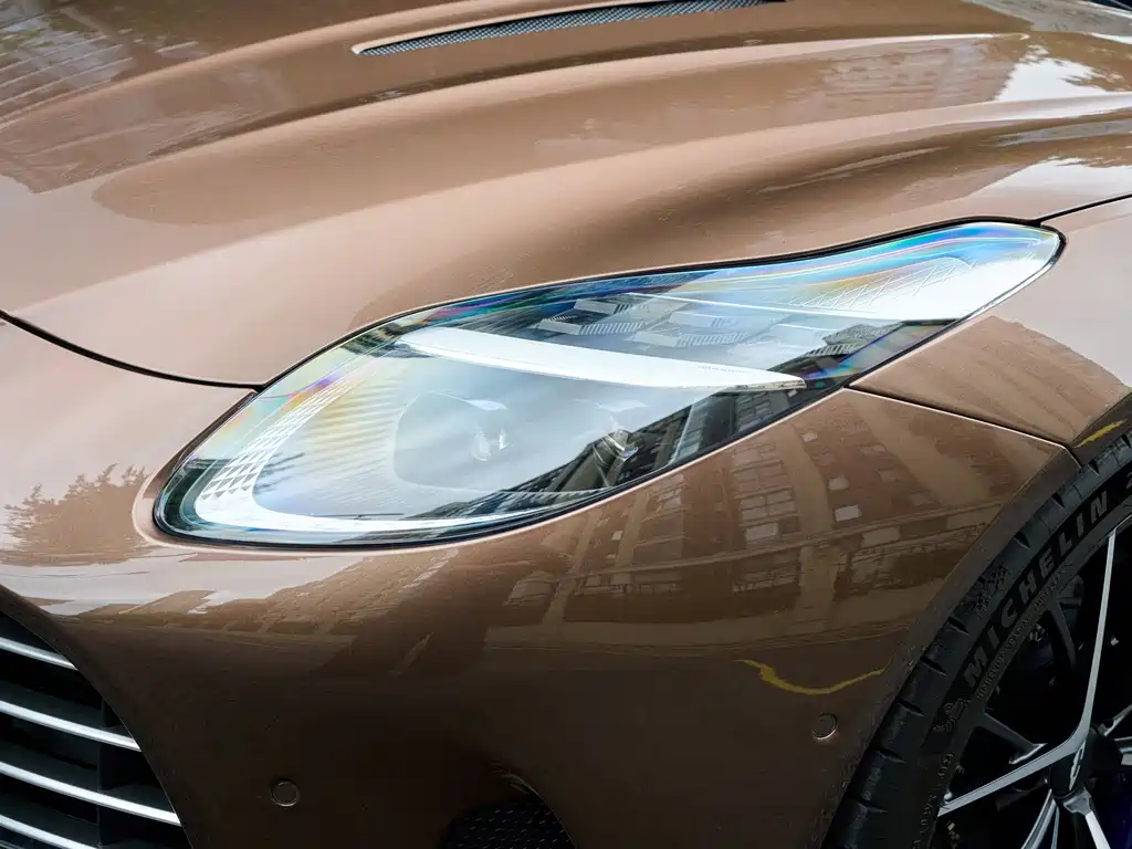 Aston Martin DB12 — миниатюра 4