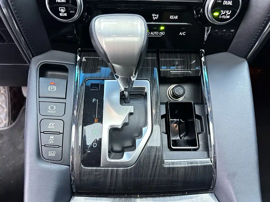 Lexus LM — миниатюра 16